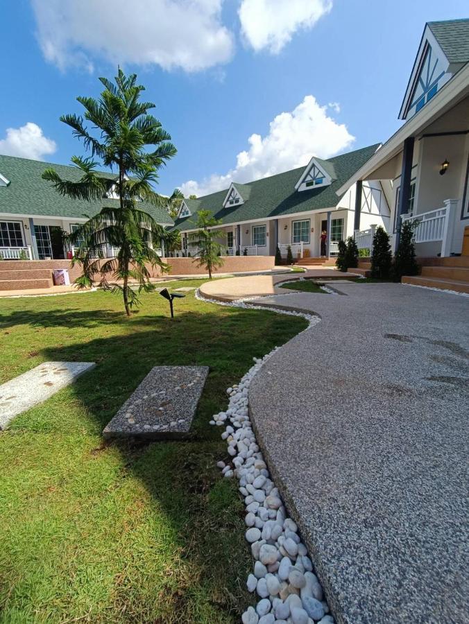 English Resotel : อิงลิช รีโซเทล Накхонсітхаммарат Екстер'єр фото