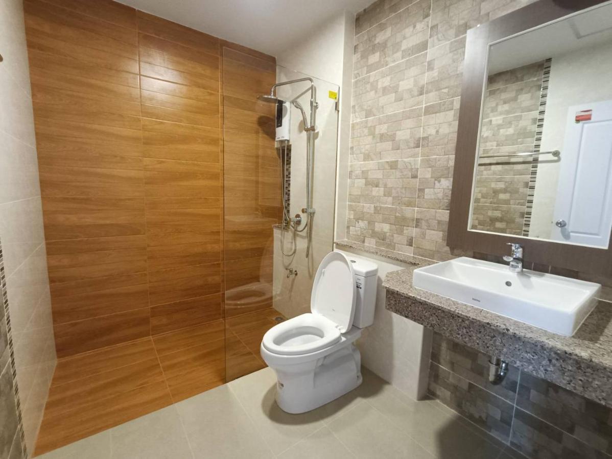 English Resotel : อิงลิช รีโซเทล Накхонсітхаммарат Екстер'єр фото